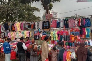 ভোলায় ফুটপাতে শীতের কাপড়ের ব্যবসা জমে উঠেছে