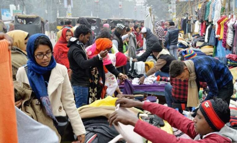 ভোলায় ফুটপাতে শীতের কাপড়ের ব্যবসা জমে উঠেছে