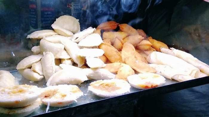 ভোলায় শীতের সন্ধ্যায় ধোঁয়া উঠা সুস্বাদু পিঠা বিক্রির ধুম