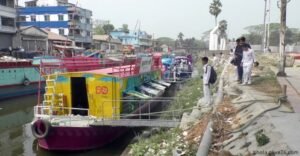 আগ্রহের কমতি নেই শিক্ষার্থীদের ভাসমান নৌকায় ক্লাস