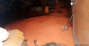 কারখানাকে জরিমানা হলুদ মরিচের গুঁড়ায় রং