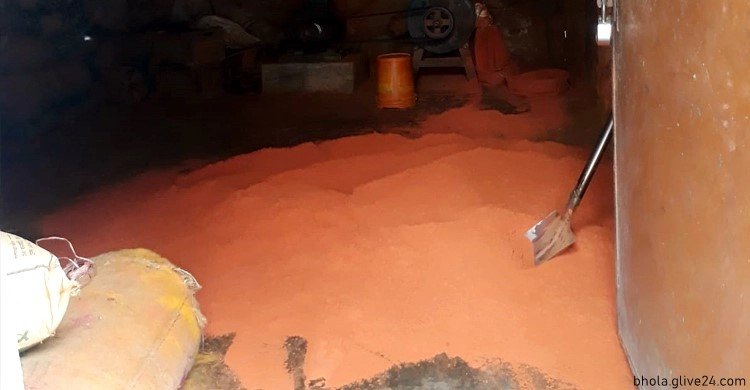 কারখানাকে জরিমানা হলুদ মরিচের গুঁড়ায় রং