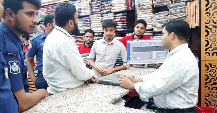 দুই প্রতিষ্ঠানকে জরিমানা অতিরিক্ত দামে পোশাক বিক্রি