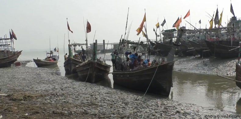 তীরে ফিরেছেন জেলেরা সাগরে ৬৫ দিনের নিষেধাজ্ঞা শুরু